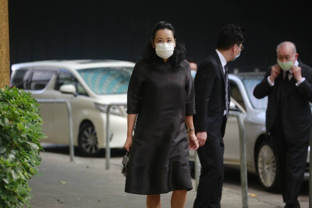 霍老太出殡郭晶晶背百元包包低调朴素,小暖男霍中曦紧牵妹妹小手