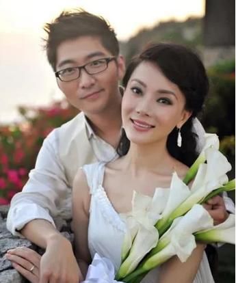 那边老婆陈数还在云南工作这边老公赵胤胤就搂着表妹亲头发