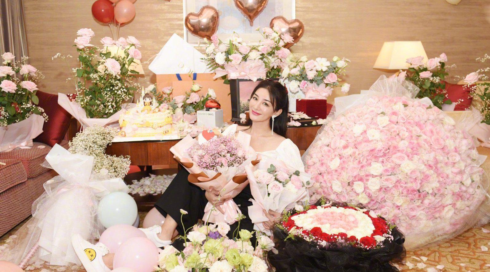 44岁黄奕晒生日美照,皮肤紧致,状态仍似少女