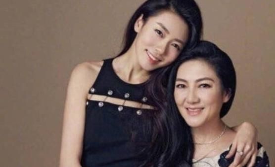 妈妈爱“臭美”，对女儿来说是一件好事，提升孩子这些方面的能力