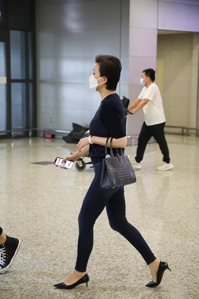 杨澜罕见穿紧身牛仔裤配简约针织衫走机场一看身材就很自律