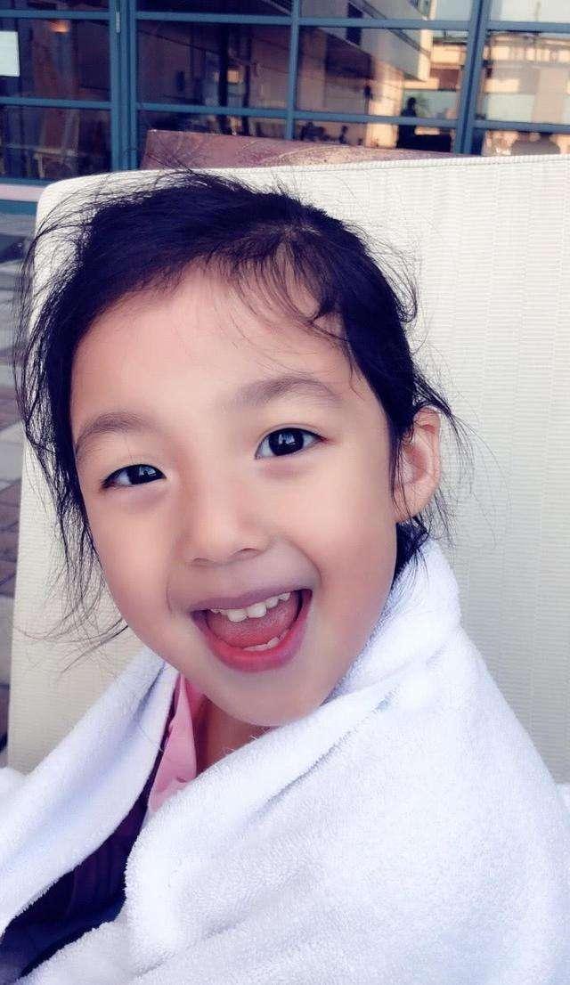 《爸爸去哪儿》7年后,刘畊宏晒女儿近照,小泡芙一点没长歪