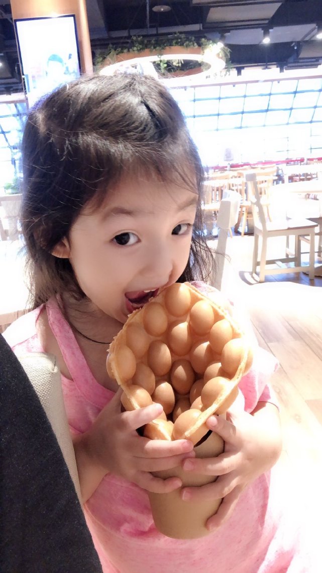《爸爸去哪儿》7年后,刘畊宏晒女儿近照,小泡芙一点没长歪