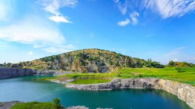 夏天结束了,到淮南龙池游泳的人少了,水也干净多了!