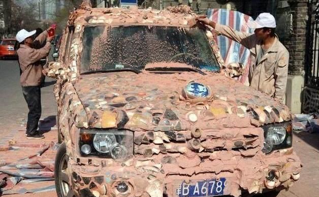 男子买了辆路虎揽胜，车身贴满瓷砖，网友：开这车上路准被罚休闲区蓝鸢梦想 - Www.slyday.coM