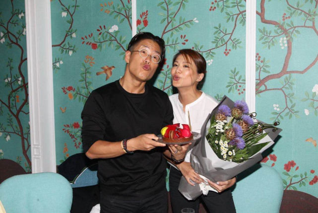 并清空了二人昔日合影,只剩下一张2015年两人在后台探班时的照片