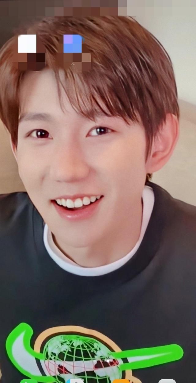 王源被工作室逼着营业,故意不让粉丝看他的脸,这届爱豆太难带