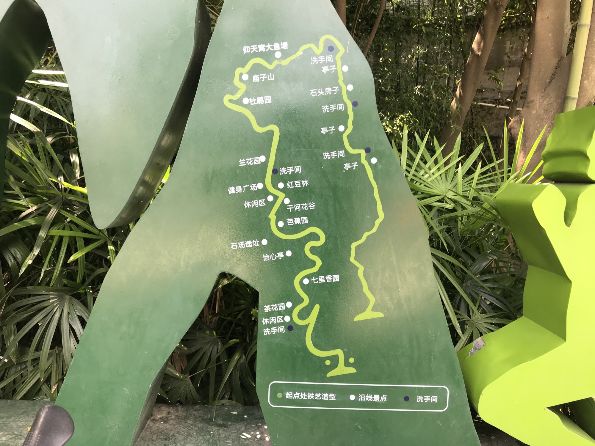 也是成都"一山连两翼"的战略要地,它就是位于成都市龙泉驿区的龙泉山