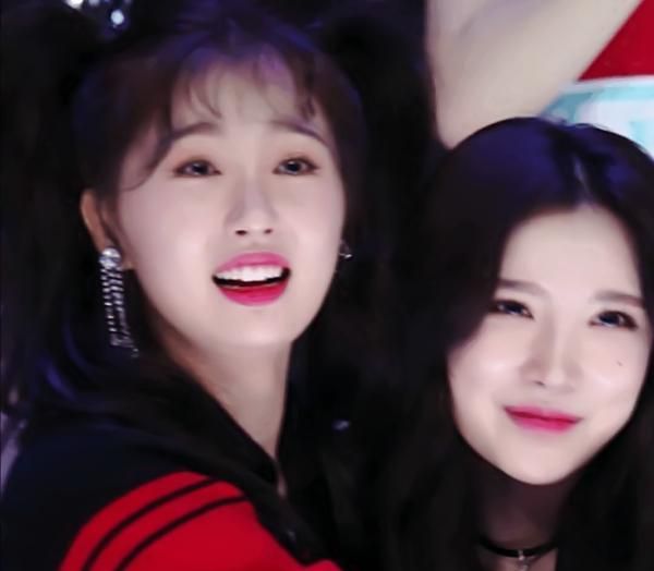 虞书欣往姜滨头上倒面粉,还想戴丝袜头套,是真性情还是炒作?