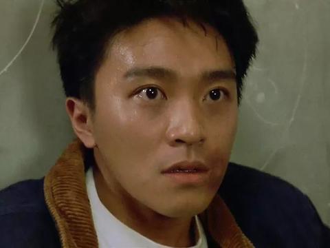 1988年,周星驰才出演自己的第一部电影《捕风汉子》,与在无线相识的