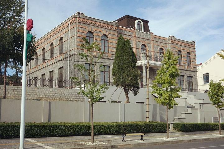 金默玉的父亲虽然是肃亲王善耆,但是她却并没有出生在北京城,而是于