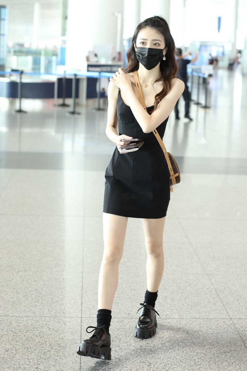 徐璐机场秀身材,黑色连衣裙彰显新时尚