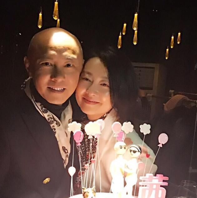 晒晒张卫健和张茜的家夫妻俩几乎深居简出饭菜也都是青菜豆腐