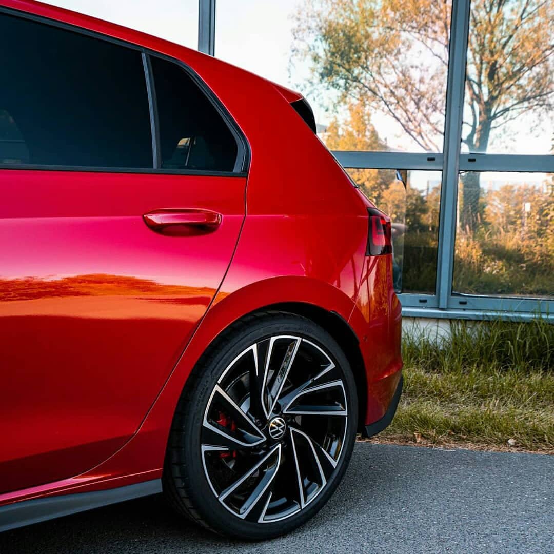 大众高尔夫gti实车红色的造型