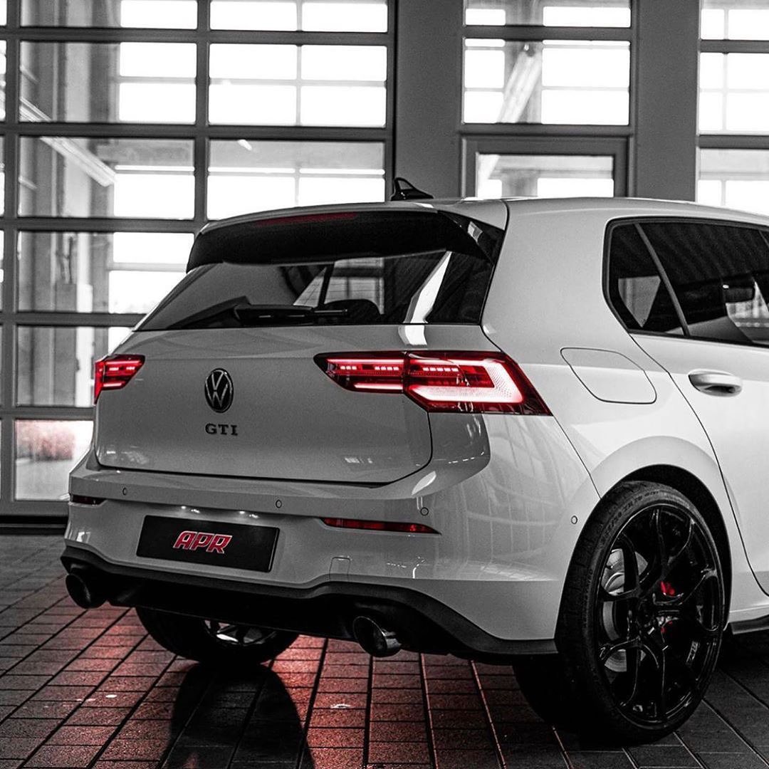 大众高尔夫gti实车白色的设计