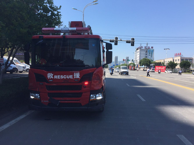 小车闯红灯撞上正在出警的消防车 砰 一声旋转360度