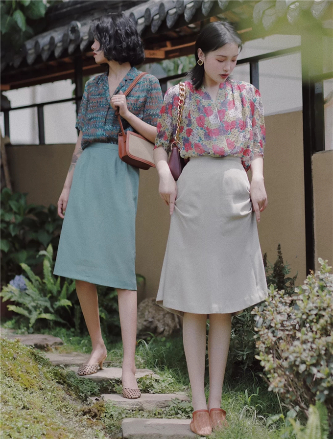 时尚是个轮回 港味复古风来袭 和闺蜜一起穿 梦回80年代 半身裙 碎花 闺蜜 新浪新闻