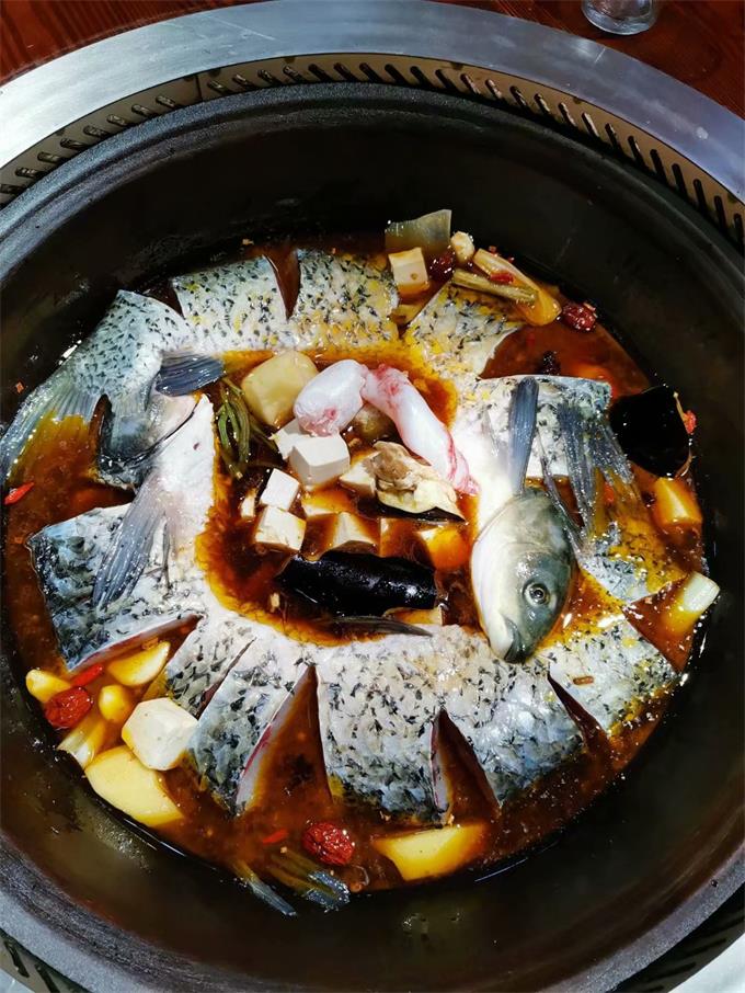 秋季微凉相约天津常氏大灶鱼铁锅炖鱼头油润滑嫩汤底有滋有味