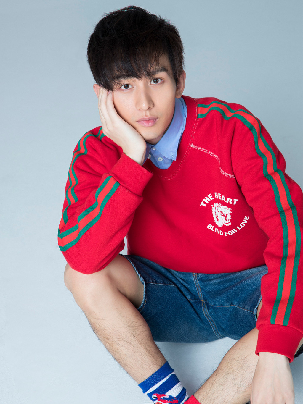 剧中温柔清冷的司凤生活中一身雾霾蓝西装的成毅气质成熟稳重