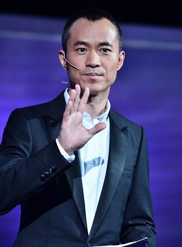 49岁的邱启明近况二婚妻子对他不离不弃儿子11岁了很可爱