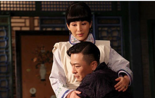 于毅,曾在《打狗棍》中,饰演的二丫头,肤白得像女人,走路扭腰扭臀,跷