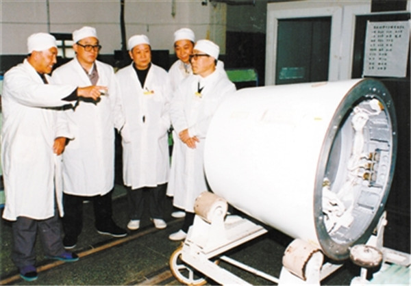陈定昌(右一)任原航空航天工业部第二研究院院长期间深入车间。中国航天科工集团供图