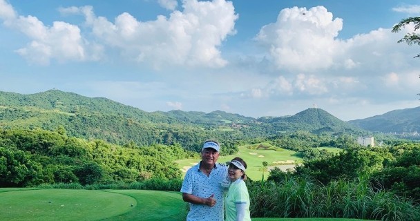 陈百祥携妻游山玩水庆祝结婚41周年 感叹风景如诗如画 陈百祥 结婚 艺人 新浪新闻 陈百祥携妻游山玩水庆祝结婚41周年 感叹风景如诗如画 陈百祥 结婚 艺人 新浪新闻
