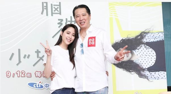 网爆一家五口靠欧阳娜娜养,爸爸欧阳龙亲上火线回应