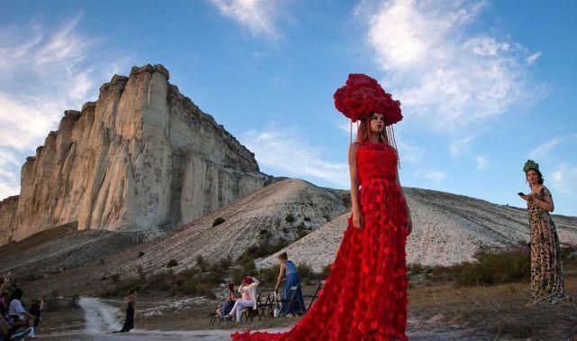 克里米亚举办户外时装秀美女模特骑马走秀展狂野时尚魅力