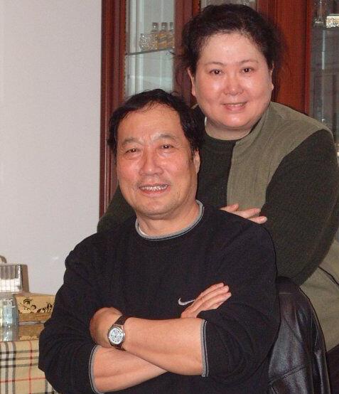 白志迪和太太是校友,两人相识的时候王丽华还是电影的女主角,后来毕业