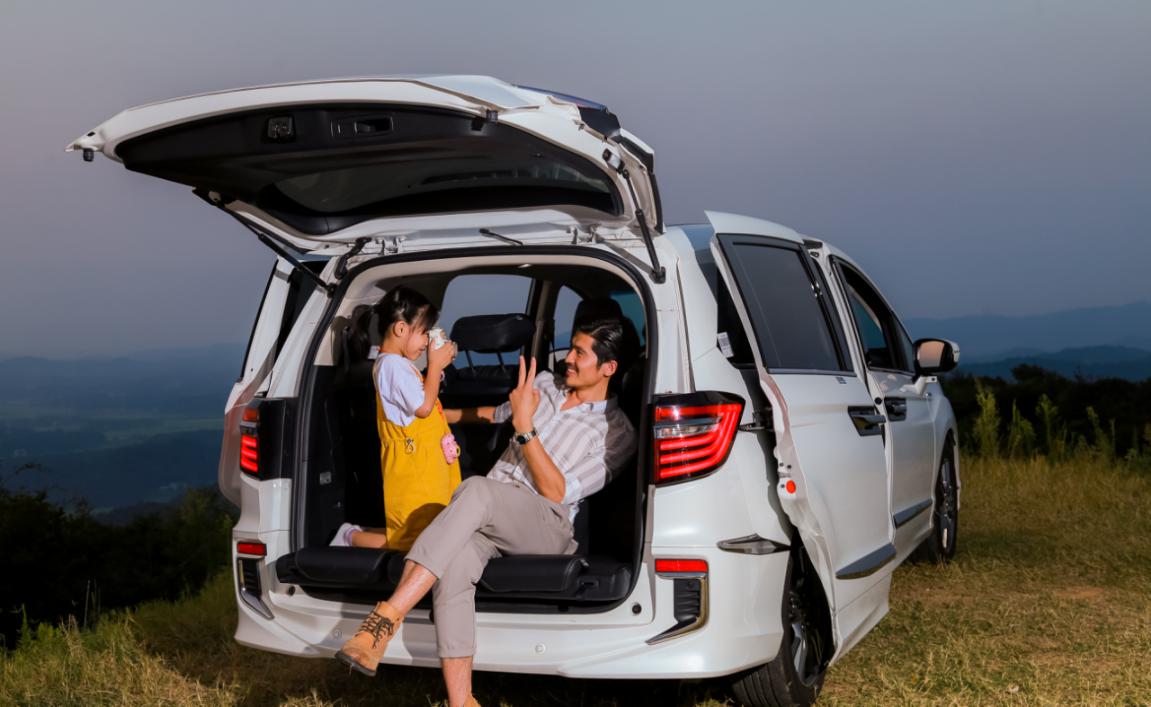 家庭出游毫无压力家人欢笑自己快乐即使是身边的普通风景安排得当也