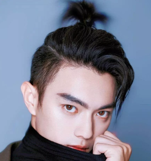 同样是男星扎丸子头,蔡徐坤朱正廷已过时,看到图5:人间神颜