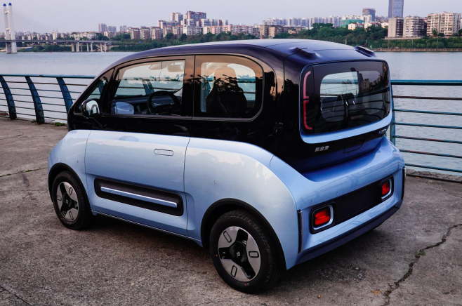 新宝骏e300如何?车主:买了它后,我的mini在家吃灰