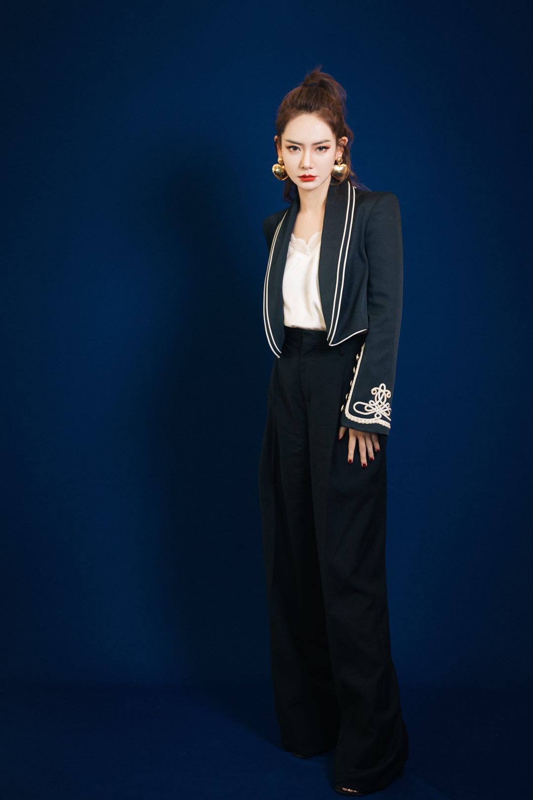 职场女王范儿学戚薇穿衣服,深色调搭出时尚精的气质|戚薇|时尚|休闲裤