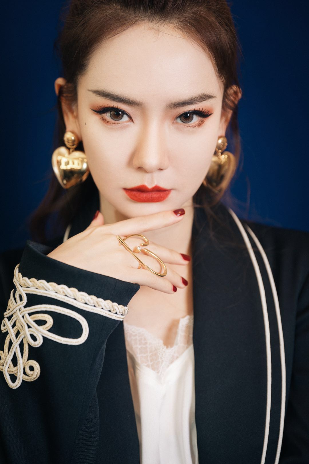 职场女王范儿学戚薇穿衣服,深色调搭出时尚精的气质