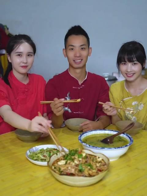 婵子姐姐&弟弟: 今天乔乔和小鹿去打核桃了