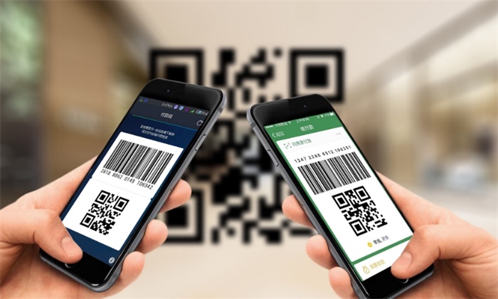 近日,西安一位老奶奶上公交后,用手机对着司机的头扫,场景看起来又