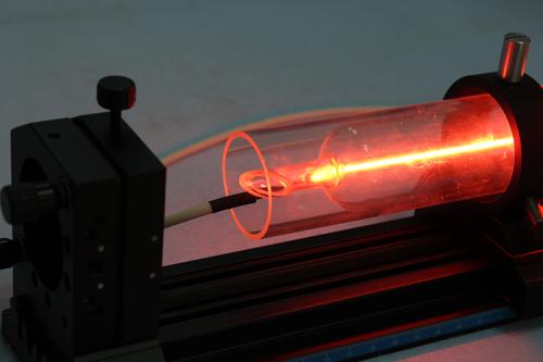 首先工程师们在加热器中加热氯化铯产生气态的铯离子,在这股离子束中