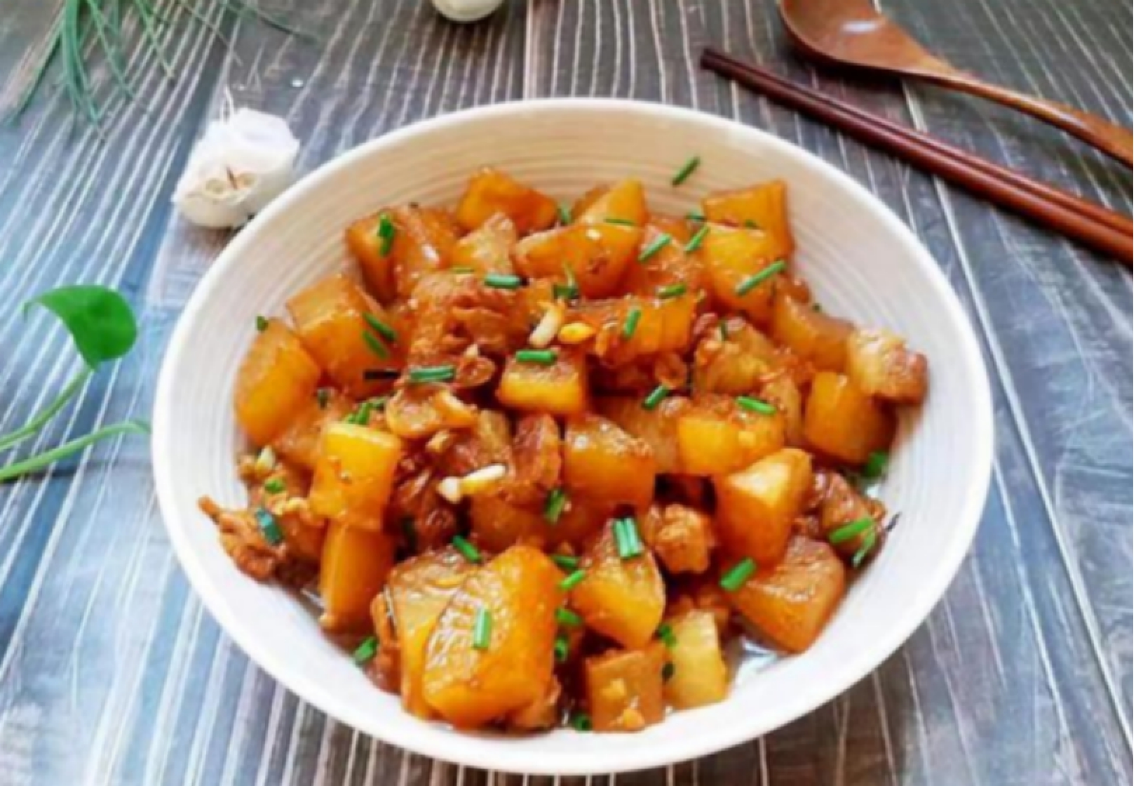 五花肉炖白萝卜炖前先焯水一点也不油腻