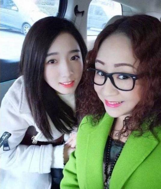 虞书欣妈妈年轻,孟美岐妈妈接地气,看到鞠婧祎妈妈:一眼万年