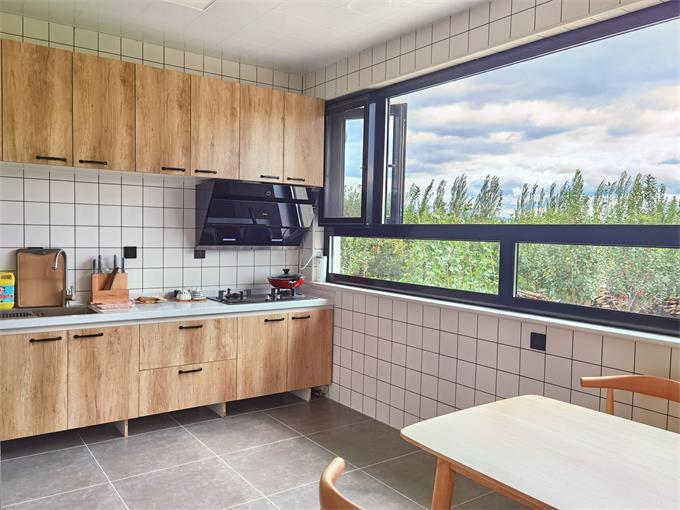 逸泽轩有着整个北京延庆民宿圈内极美的开放式厨房,宽敞明亮,厨房内