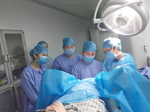 妻子在产房分娩,丈夫拍了六张图,悄悄出产房哭得稀里哗啦