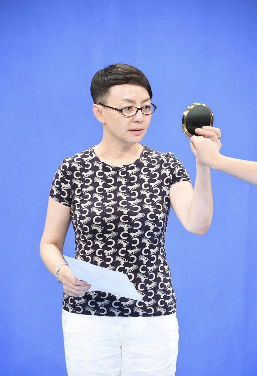 小品女王宋丹丹亮相机场,黑色运动外套配短裤,哪里像59岁