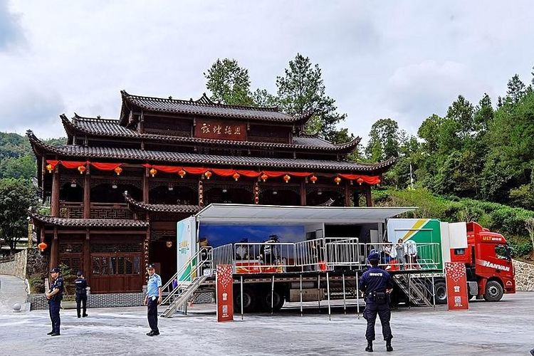 央视大型直播走村直播看脱贫走进恩施市洞下槽村