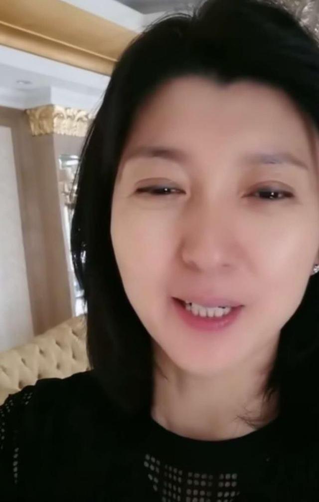 闫学晶曝儿子要自立门户,直播语气显辛酸,婆媳也疑似闹不和