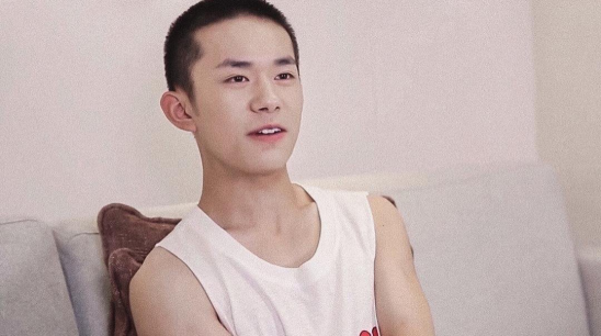 易烊千玺代言图被嘲抬头纹明显太苍老嘴型丑还凸