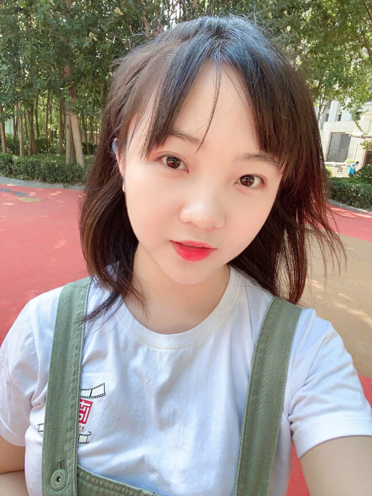 21岁林妙可晒合照气质被朋友碾压身材娇小宛如小学生