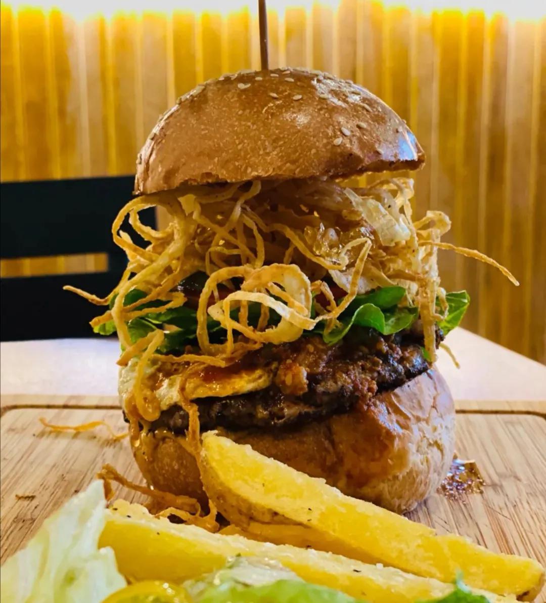 三里屯新晋美国网红汉堡明星都要来打卡排队两小时才能吃到