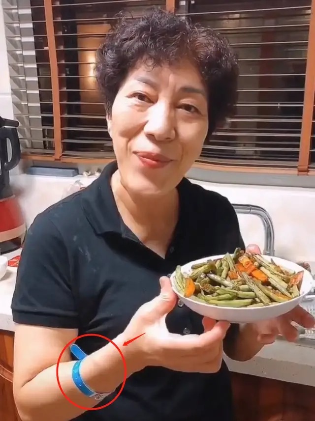 乔任梁辞世四年后,黄鸿升意外去世,都市人的孤独与抑郁该被重视