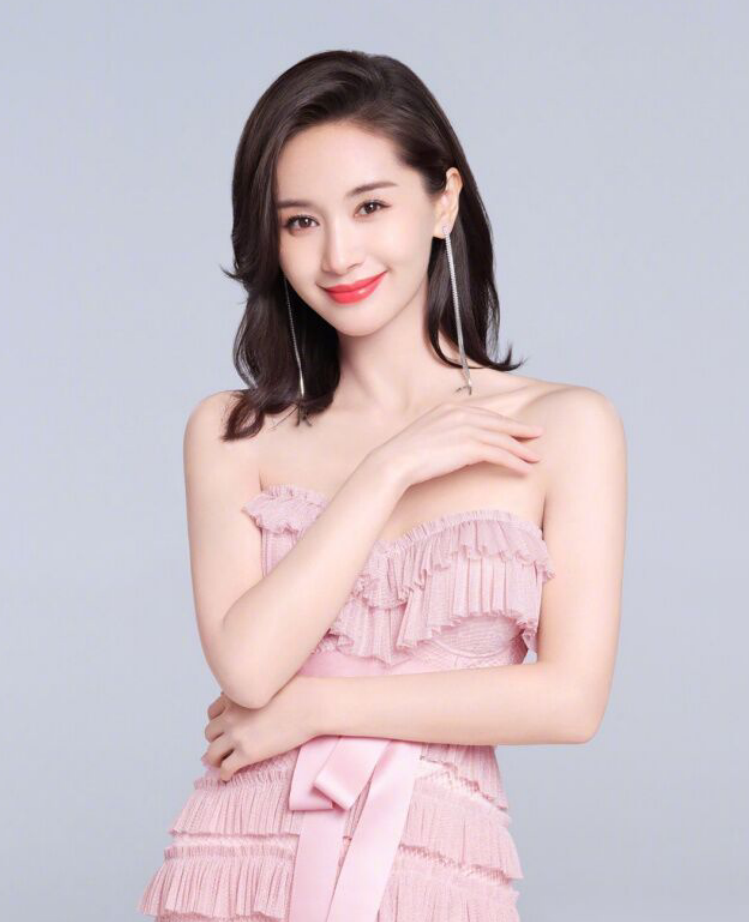 王子文凹少女气质翻车穿粉裙拍照气质变化太大被质疑使用替身